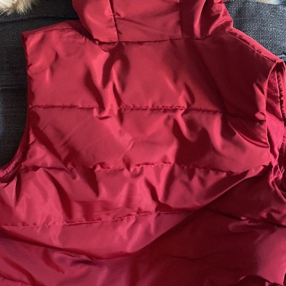 Red Gap hooded puffer vest with detachable faux fur - Picture 9 of 9